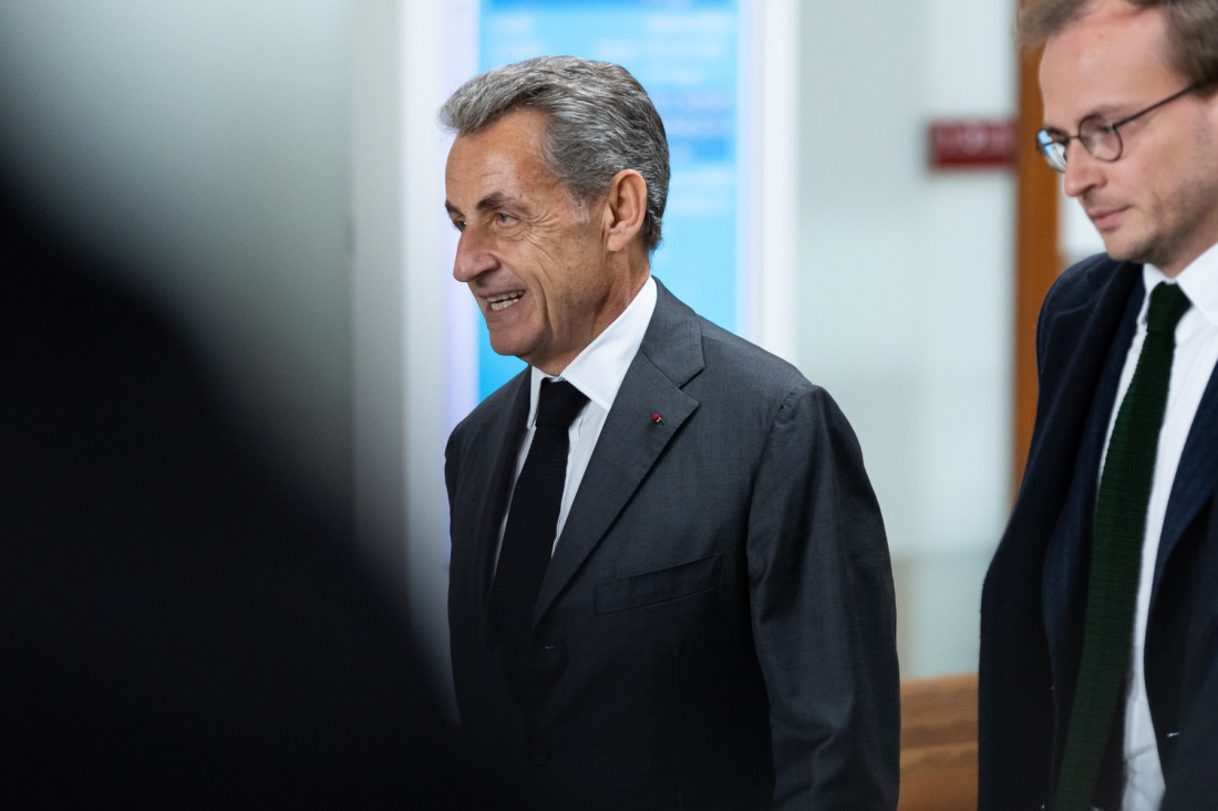 Sarkozi više ne nosi nanogicu, ostaje pod nadzorom