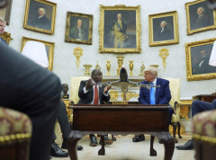 Tramp prikazao Ramafosi video-snimke “genocida“ nad belcima u Južnoj Africi