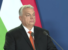 Rimska umetnica u Budimpešti oslikala mural koji prikazuje Orbana u haljini