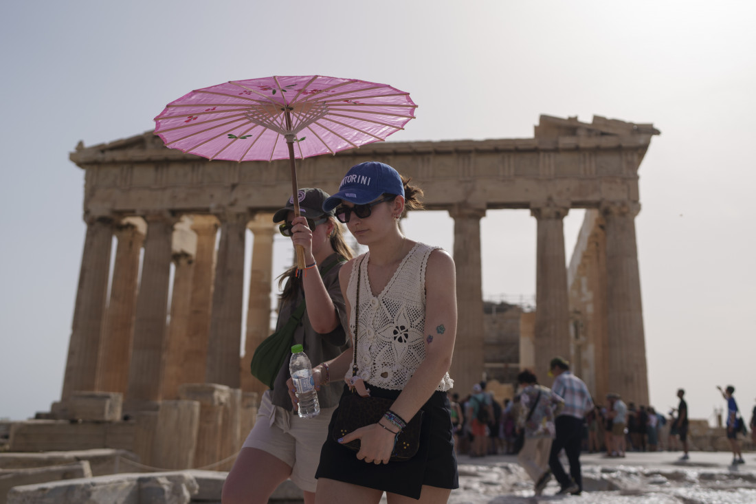 Toplotni talas pogodio Atinu, turisti traže zaklon od sunca