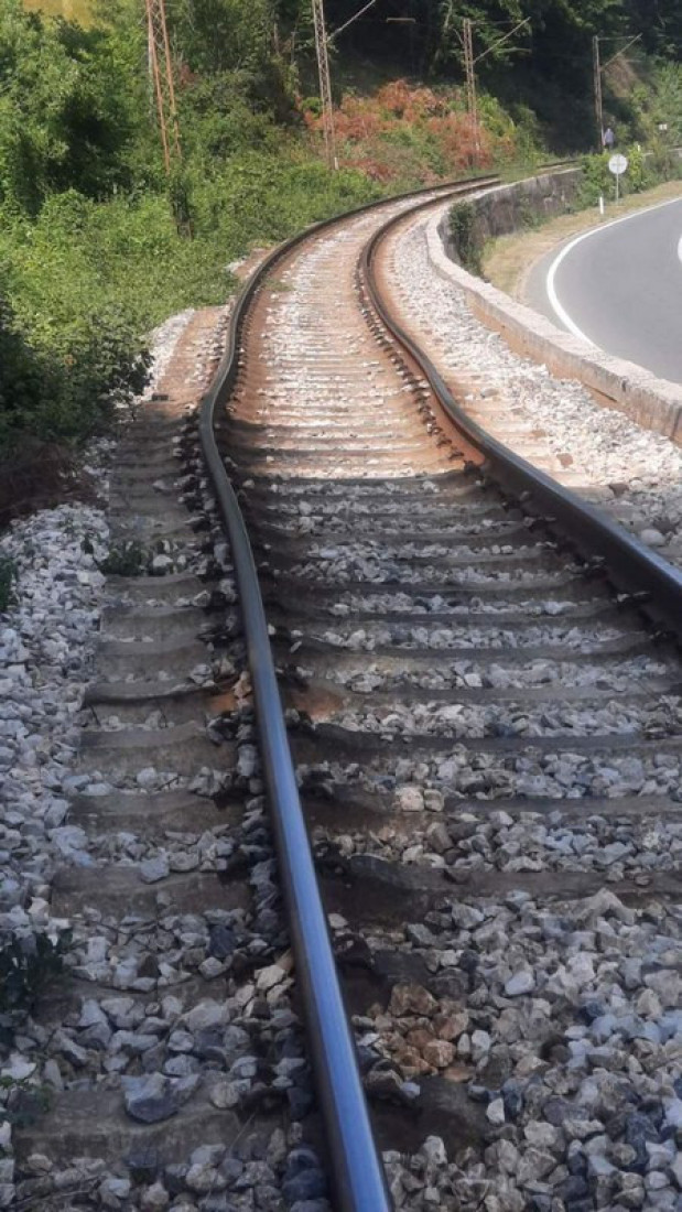 Prizor kao iz filma: Toplotni talas deformisao prugu kao da je od plastelina (FOTO)
