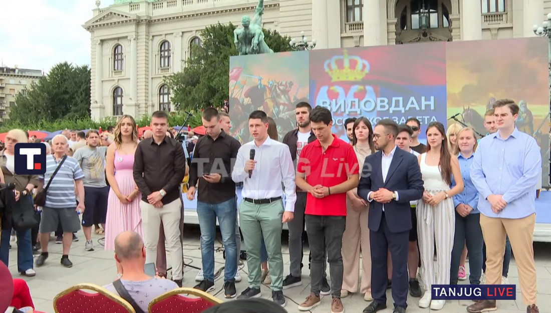 Građani pristižu na književno veče ispred Skupštine