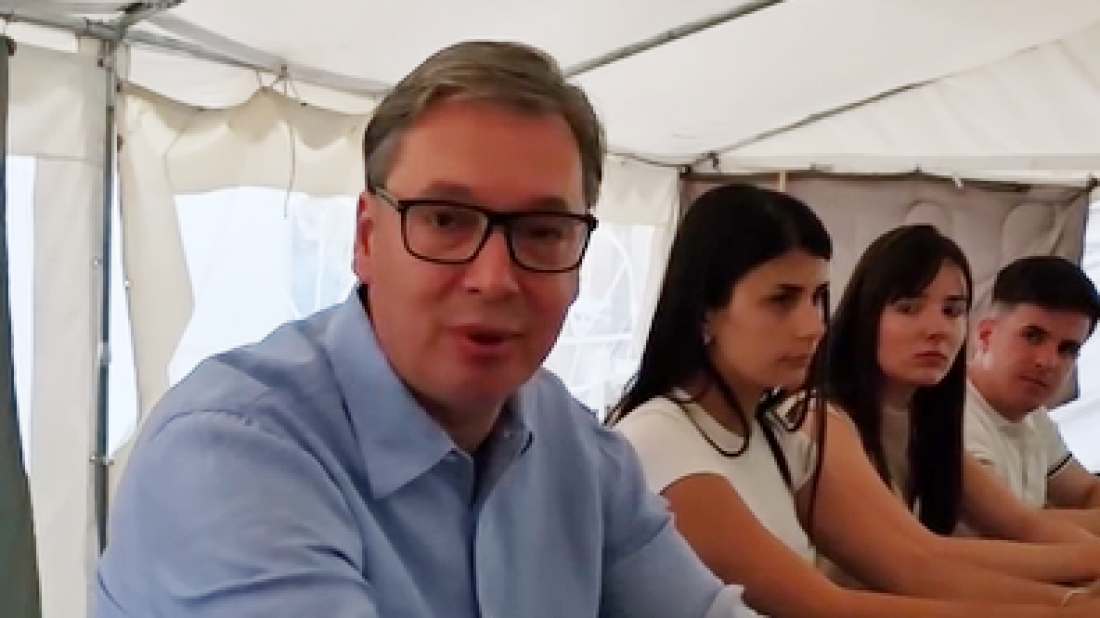 Vučić u Pionirskom parku sa studentima koji žele da uče