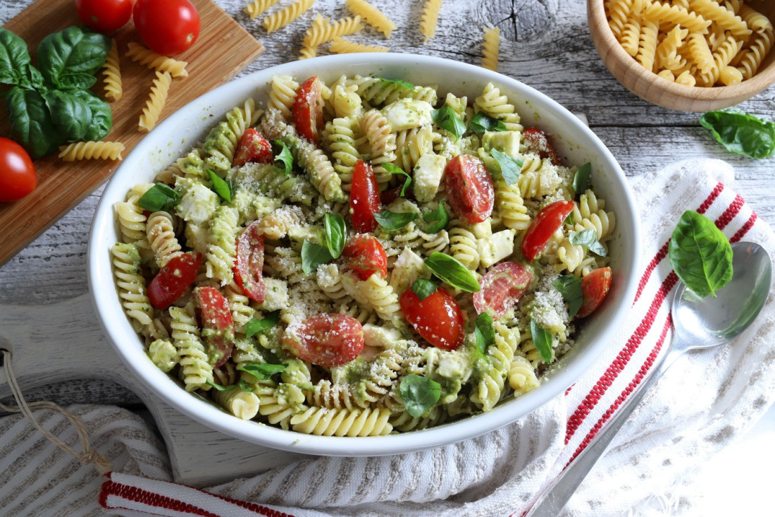Letnja pasta salata sa pestom