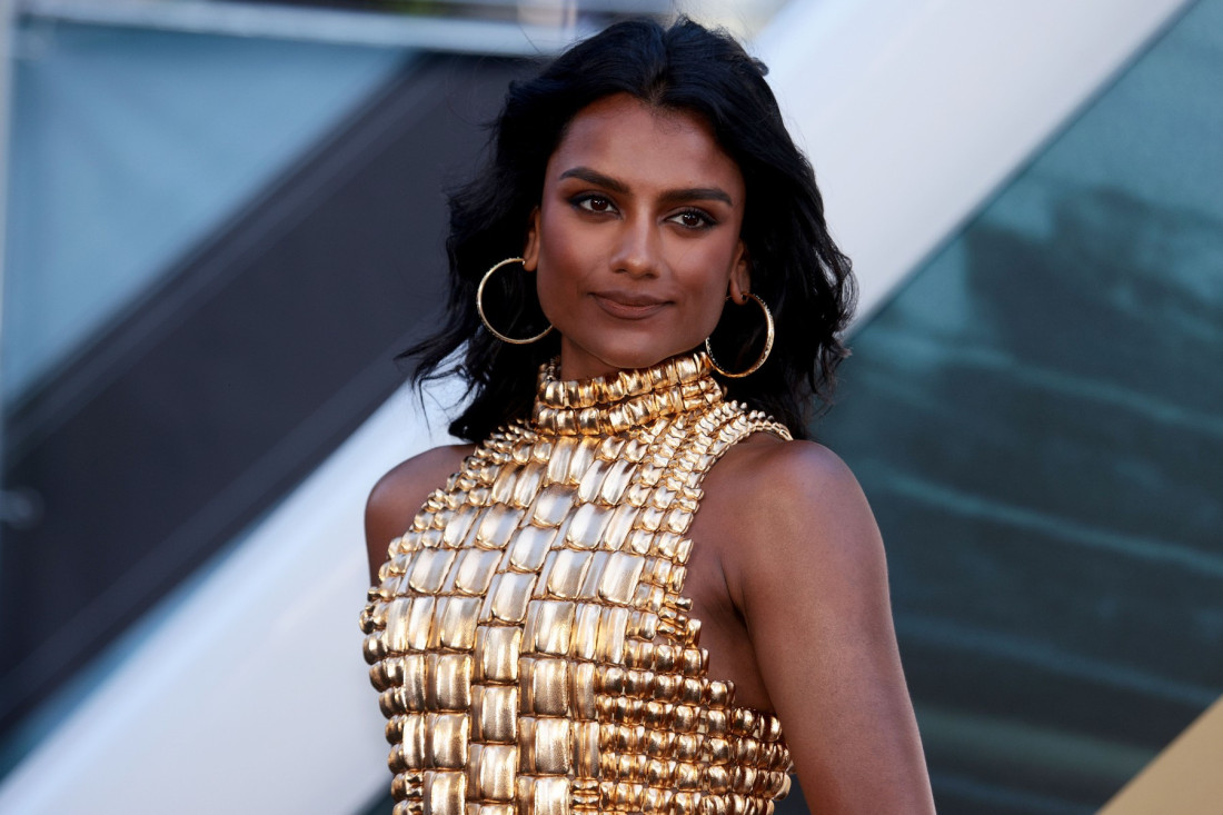 Simon Ešli u zlatnoj Balmain haljini
