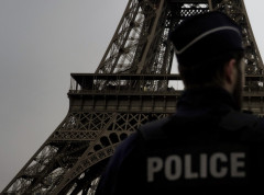 Dve osobe se popele na Ajfelovu kulu i skočile padobranom sa pariske znamenitosti