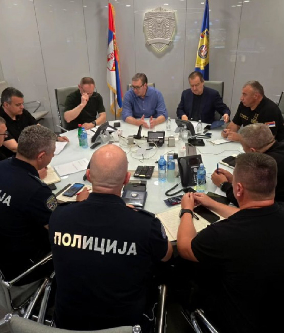 Vučić posetio MUP po povratku iz Španije