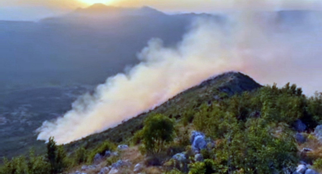 Požari kod Trebinja i dalje prete selima