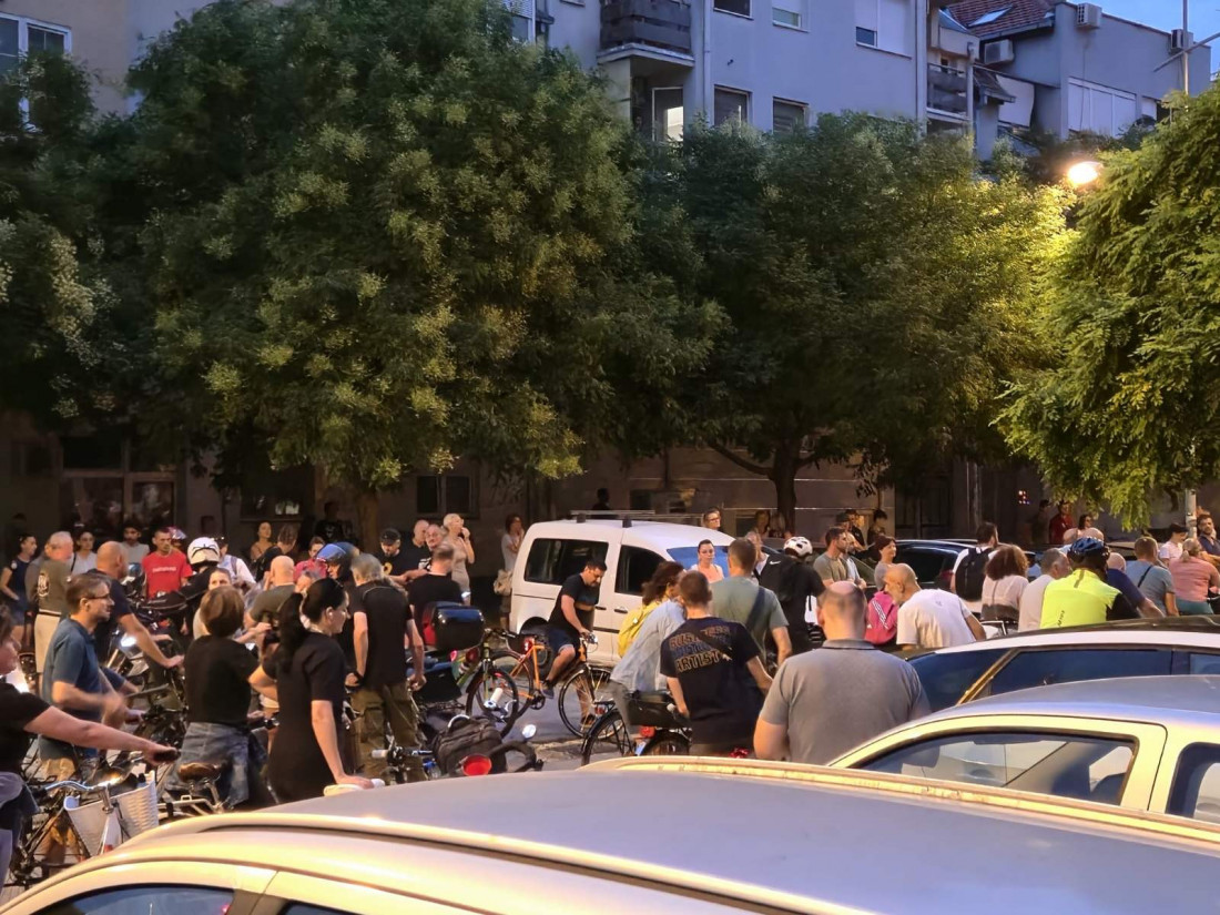 Građani protestovali ispred stana Žarka Mićina