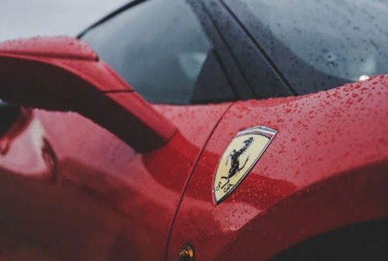 Vlasnik rijetkog Ferrarija ušao u auto-salon i zatražio zamjenu – za terenac
