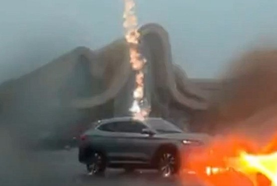 Grom tri puta udario u električni BYD, vozač bez povreda (VIDEO)