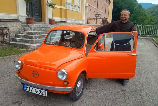 Mario Katušić, gvardijan fojničkog samostana, fićom svuda stiže