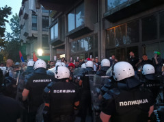 Grupa studenata u blokadi ušla na Filozofski fakultet, ispred zgrade stigla policija