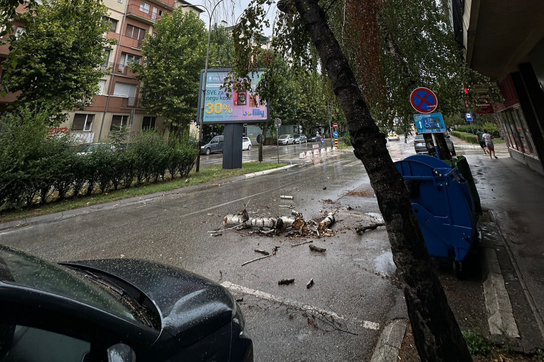 Uklonjen deo krova škole koji je vetar odneo u Kragujevcu