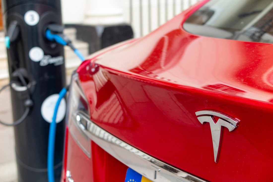 Tesla stajao šest meseci na parkingu