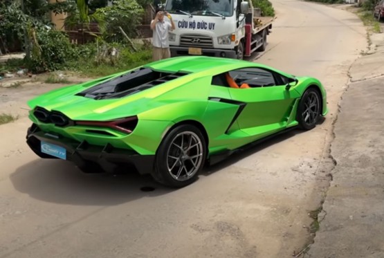 Lamborghini napravljen od starog Nissana oduševio ljubitelje automobile (VIDEO)