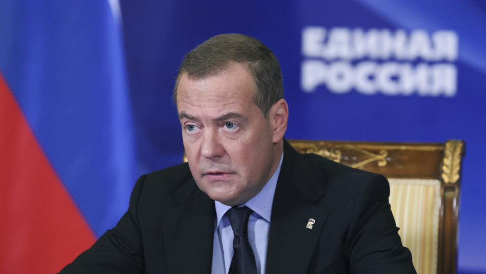 Putin odlikovao Medvedeva Ordenom za zasluge