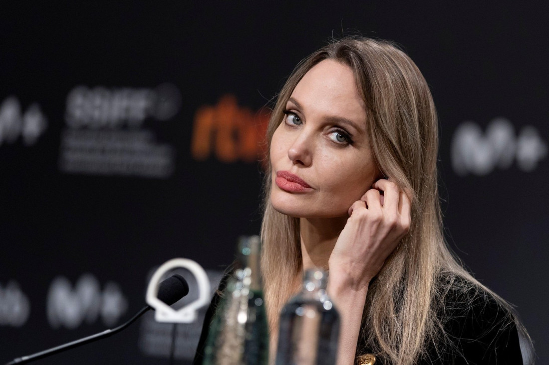 Anđelina Džoli ponela crnu haljinu na premijeri