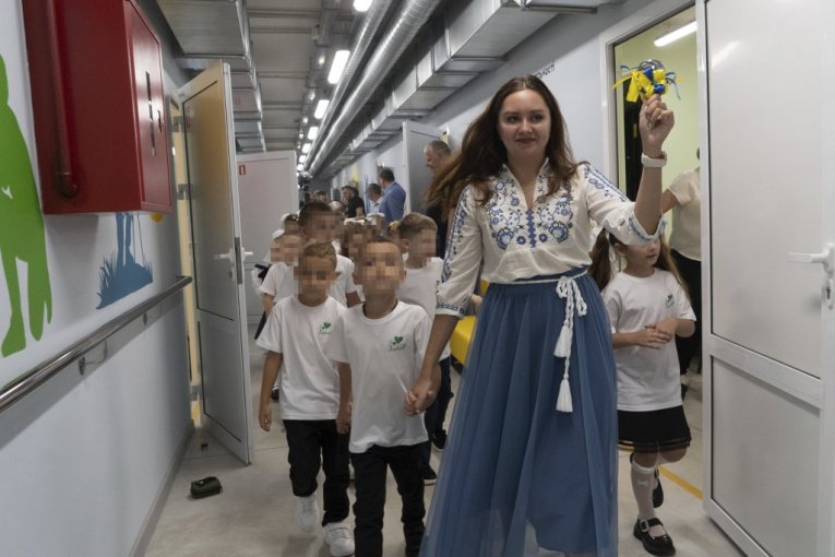 HOROR PRVOG ŠKOLSKOG DANA! ĐACI U BUNKERIMA! Ukrajinska deca uče u skloništima, dok strahuju od novih ruskih udara! (FOTO)
