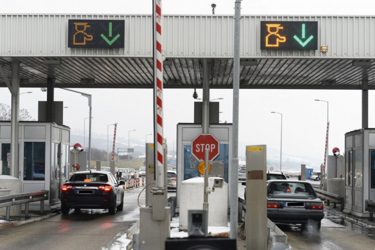 OGROMAN POŽAR NA NAPLATNOJ RAMPI: Zapalio se kombi sa gumama