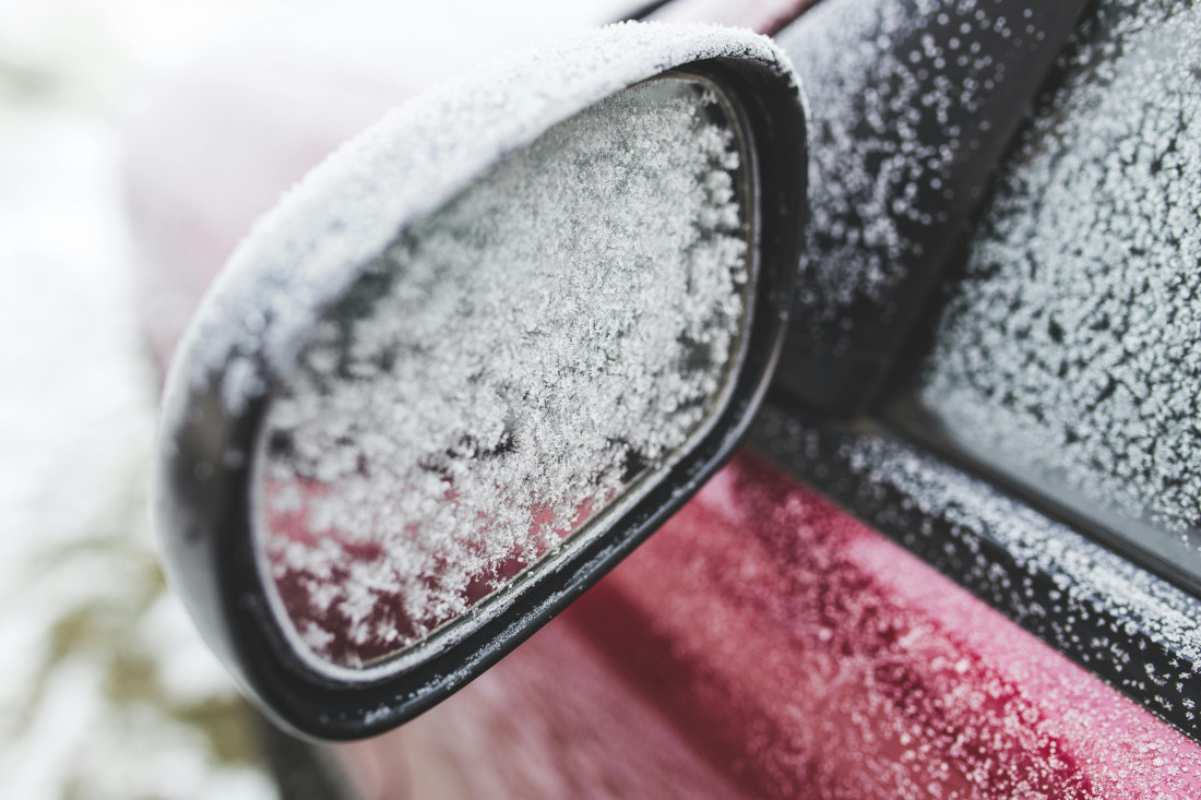 Najbolji način uklanjanja leda sa stakala automobila