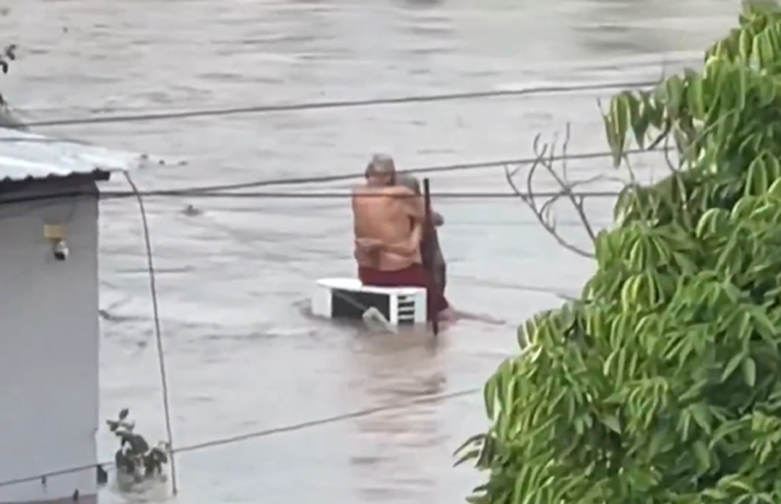 Stariji par se grlio kako bi se spasao od poplava (VIDEO)