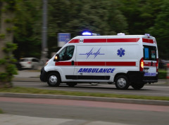 Metalna konstrukcija pala na radnika, prevezen na reanimaciju