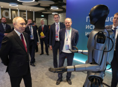 Robot sa veštačkom inteligencijom zaplesao pred Putinom