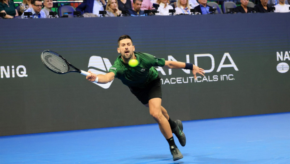 Nole ima problema sa ramenom