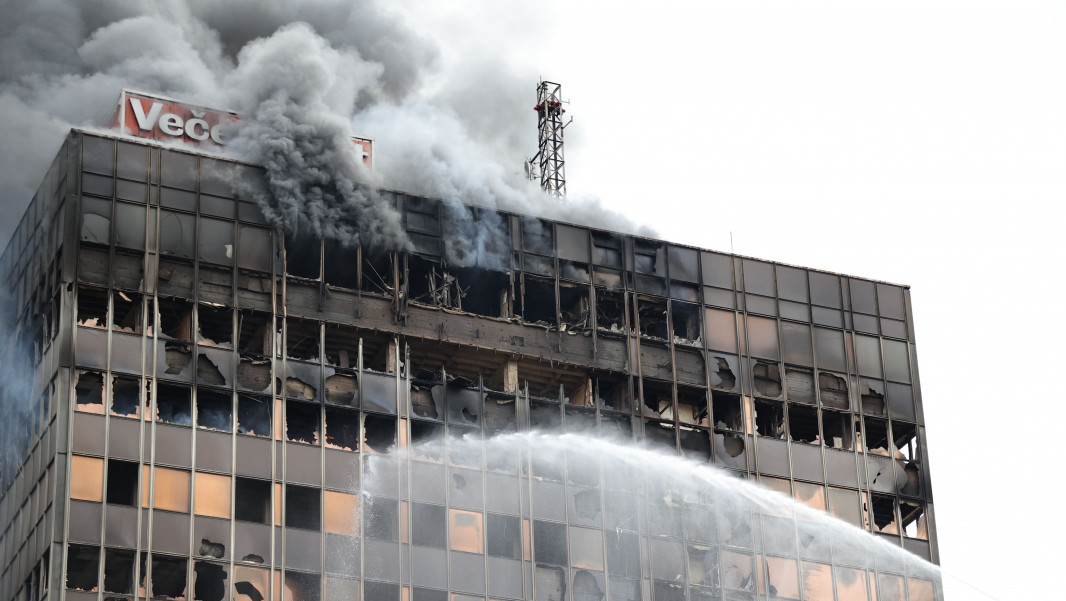 Požar u Vjesnikovom neboderu u Zagrebu i dalje gori