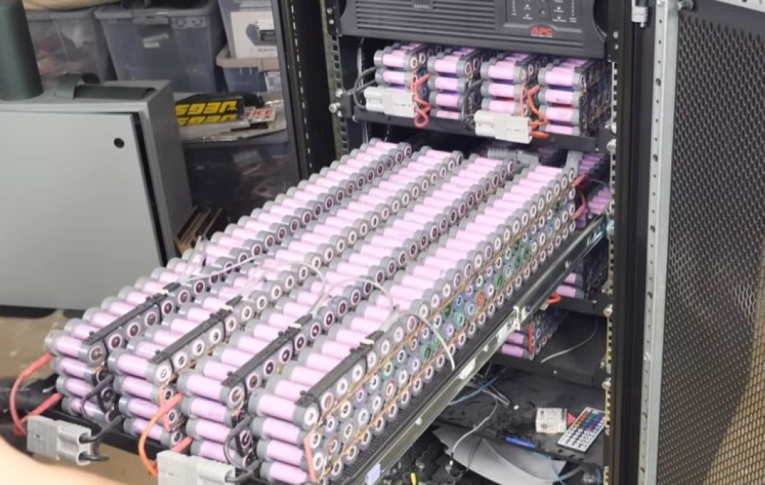 Čovek napaja celu kuću osam godina od baterija za laptop