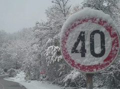 Sneg doneo zimske uslove na planinskim putevima, prilazi prohodni, potrebna oprema