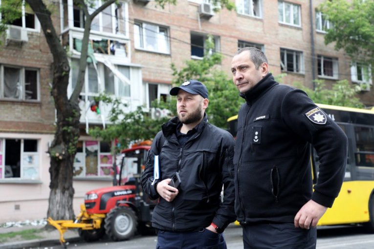 Grupa ljudi mu prišla i krenuo je haos!