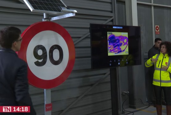 Saobraćajni znakovi koji otapaju led i snijeg (VIDEO)