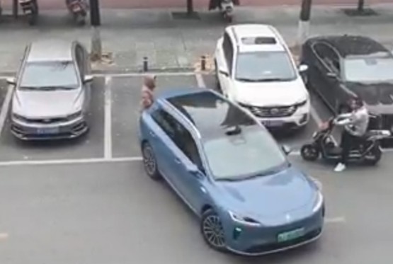 Žena čuvala parking mužu, ali je pametni automobil "nadmudrio" (VIDEO)