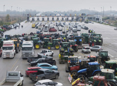 Grčki poljoprivrednici pojačali blokade na putevima, danas odlučuju o daljim potezima