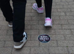 Više od 1.400 parova u Vašingtonu ljubilo se pod imelom, oboren svetski rekord