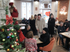 Glumci u kafiću najvećeg srca