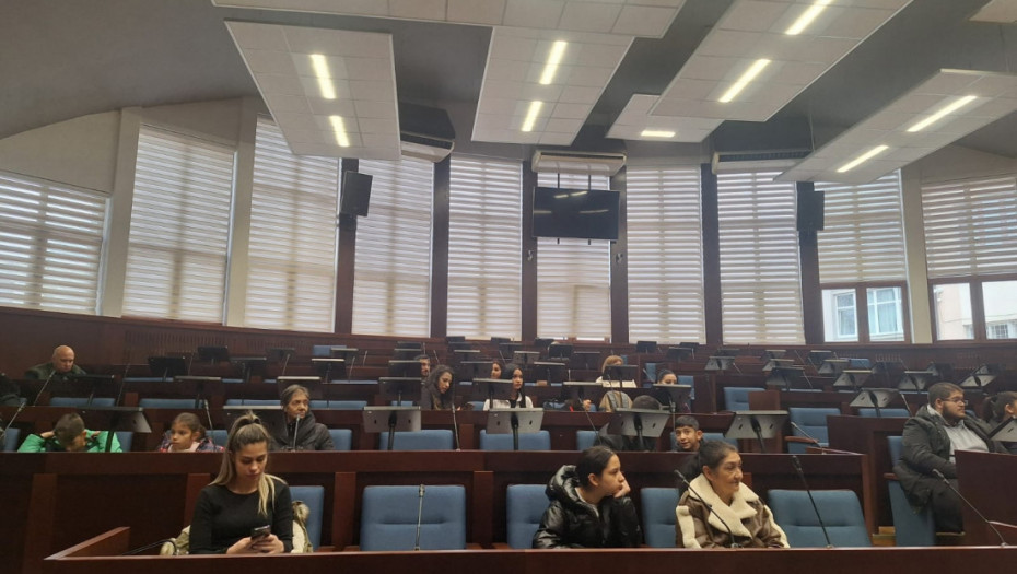 Romski učenici u Čačku nagrađeni laptopovima