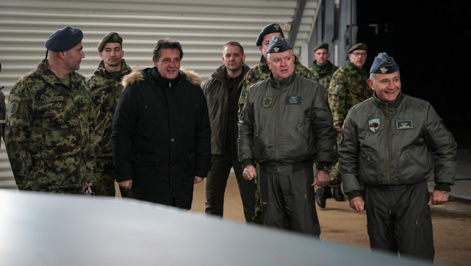 Gašić obišao jedinicu lovačke avijacije za Novu godinu