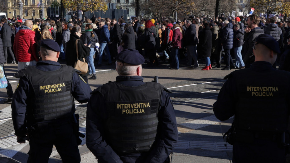 Mladić se popeo na katedralu u Zagrebu tokom Nove godine