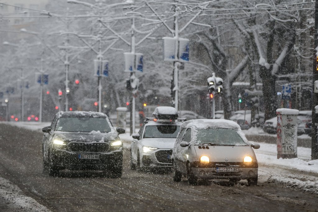 SNEŽNO NEVREME OKOVALO BEČ! Potpuni kolaps saobraćaja na ulicama!