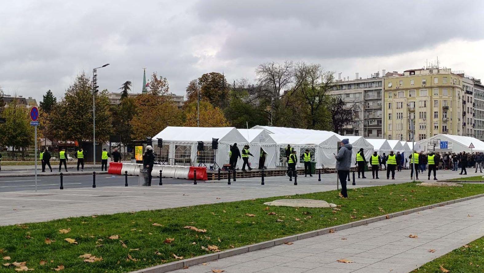 Novinari na udaru kod Ćacilenda: Ko je sve bio žrtva Vučićevih lojalista? – Društvo