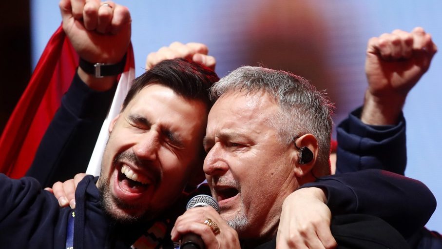 (VIDEO) Hrvatski rukometaši statisti, Tompson zvezda večeri: Da li HDZ određuje šta je patriotizam? – Region