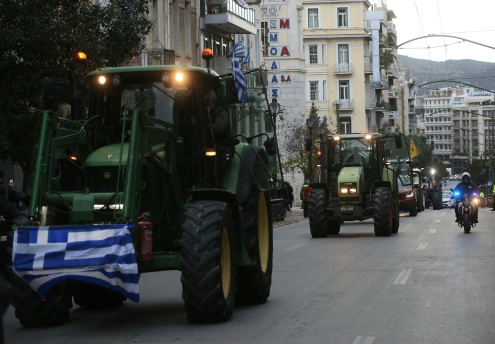 Gnevni grčki zemljoradnici protestuju preko noći sa traktorima ispred parlamenta u Atini – Svet