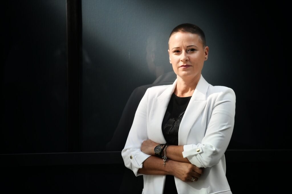 „Jedan događaj u sistemu, čoveku promeni život“: Knjiga „Na putu ka slobodi“ policajke Katarine Petrović biće predstavljena večeras – Vesti iz Srbije, regiona i sveta