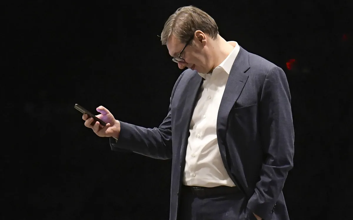 Vučić se nećka: Još nisam doneo odluku da li ću da pomilujem čoveka koji je ošamario blokadera u Novom Sadu