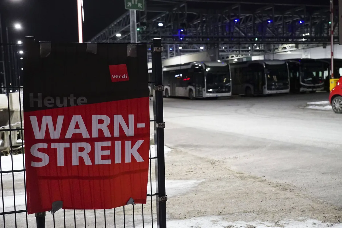 Haos u Nemačkoj: Desetine hiljada radnika u štrajku, gradovi bez prevoza