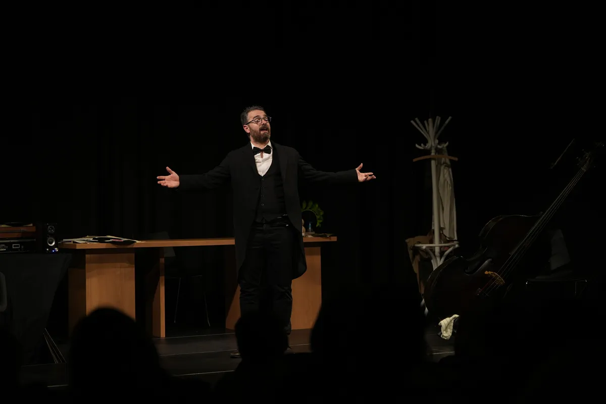 Emotivne note „Kontrabasa“ osvojile publiku u Fondaciji Mozzart – Vesti iz Srbije, regiona i sveta