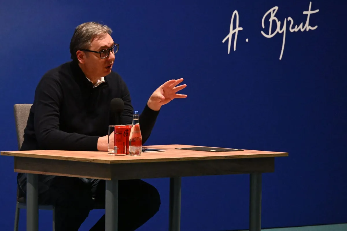 Vučić na Informeru (a gde bi drugde) pretio haosom ako SNS izgubi izbore. A stigao je da priča i o Iranu i o napadu „najjačih“ na Srbiju…